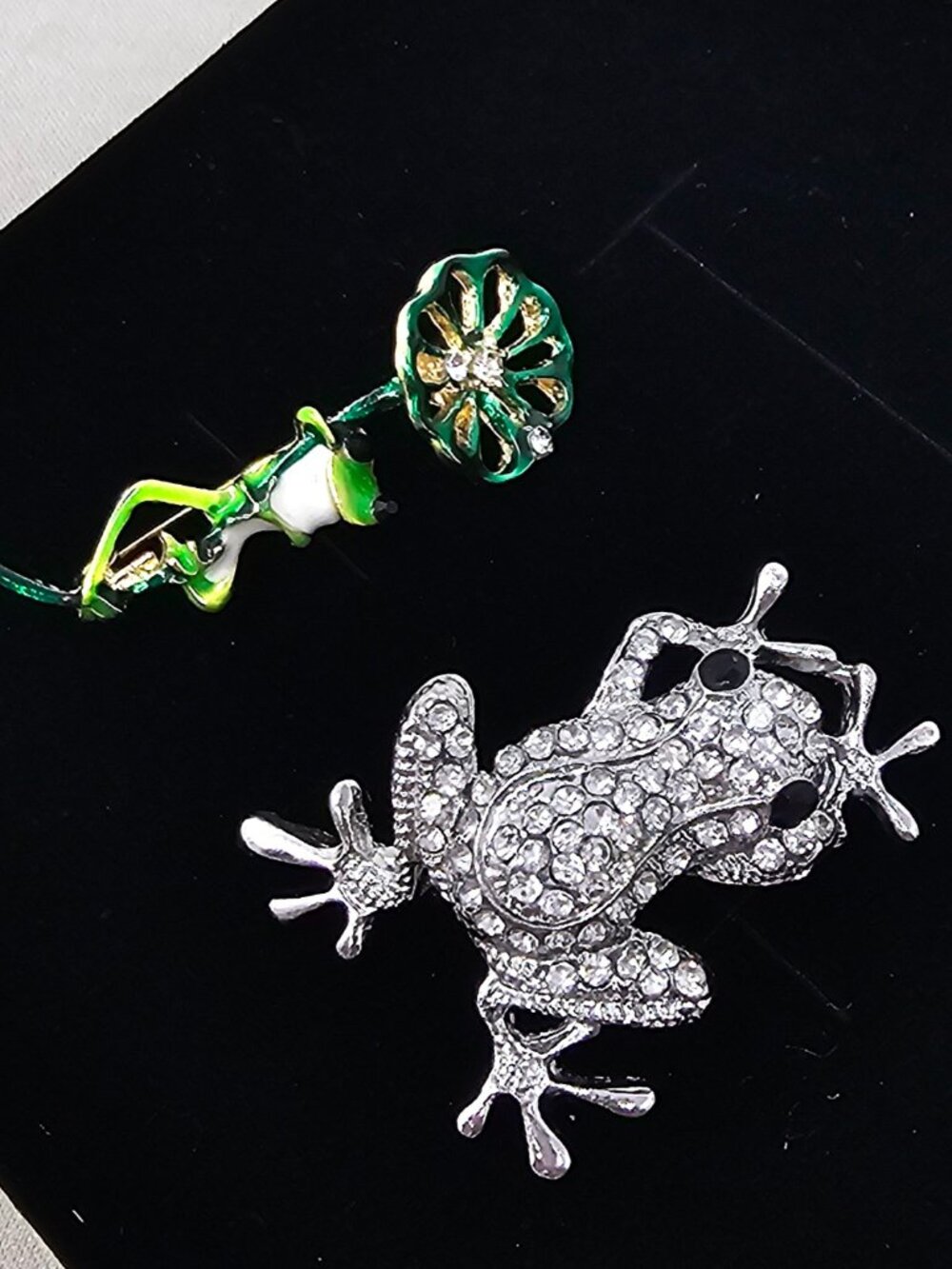 2pc Set Frog Brooches Pins Cute Silver & Gold Lotus Leaf